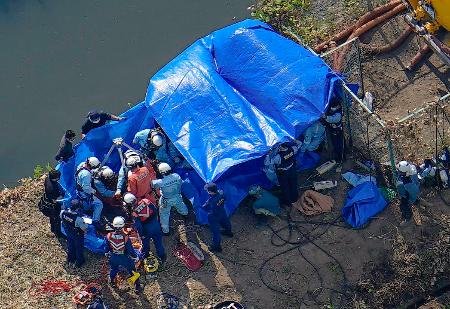　作業員４人がマンホールの中に転落した現場で救助活動に当たる消防隊員ら＝２日午後３時１９分、埼玉県行田市（共同通信社ヘリから）