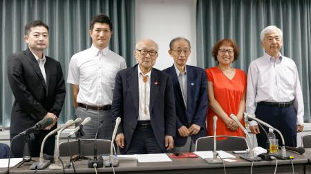 　記者会見を終え、写真に納まる原水禁の谷雅志事務局長（左から２人目）、被団協の田中熙巳代表委員（同３人目）、原水協の安井正和事務局長（右端）ら＝２３日午後、東京都千代田区