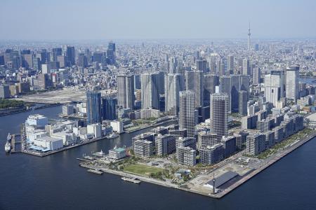 　高層マンションなどが並ぶ東京都中央区の湾岸エリア＝４月