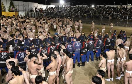 　負傷者の救護で騒然とする「西大寺会陽」の会場＝２月２１日午後１０時１１分、岡山市東区の西大寺観音院