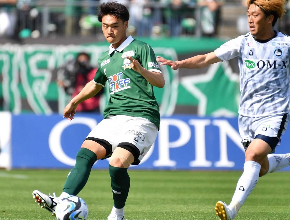 ＦＣ岐阜×大阪＝前半、縦パスを出すＦＣ岐阜のＤＦ杉田＝長良川競技場