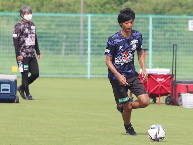 福島戦に向けて調整するＦＣ岐阜の甲斐（右）＝岐阜市内（ＦＣ岐阜提供）