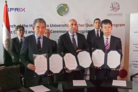 　協定の締結式に出席した広島大の越智光夫学長（手前左）とエジプトのアブデルラティフ教育・技術教育相（同中央）＝２８日、カイロ（共同）