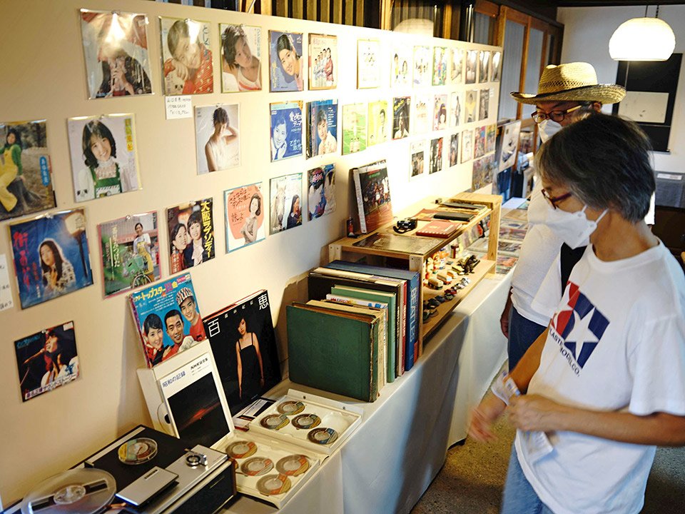 古いレコードを鑑賞し、懐かしむ来場者＝美濃市加治屋町、旧武藤家住宅