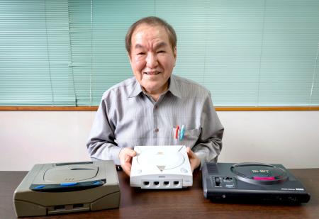 　セガ元社長の佐藤秀樹さんと、家庭用ゲーム機（同社提供）