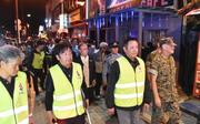 　沖縄県沖縄市の繁華街で実施された日米合同パトロール＝１８日夜