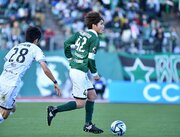 ＦＣ岐阜×北九州＝前半、ボールを保持するＦＣ岐阜のＭＦ柏木＝長良川競技場