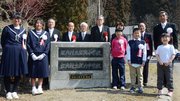閉校を記念して建てられた記念碑＝同町坂内広瀬、坂内交流センター