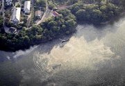 航空自衛隊のＴ４練習機が墜落した愛知県犬山市の入鹿池。ヘリコプターによる捜索活動が行われていた＝１４日午後５時８分（共同通信社ヘリから）