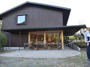 画集などが豊富に置かれ、アートも楽しめる「カフェ・ミライ」＝不破郡関ケ原町、せきがはら人間村生活美術館
