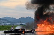 連携して消火作業に当たる隊員たち＝各務原市、航空自衛隊岐阜基地