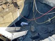 　埼玉県八潮市の県道陥没事故で、穴に転落したトラックの画像＝１月２８日（草加八潮消防局提供、画像の一部が加工されています）