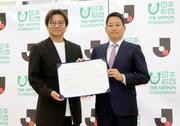 　日本財団と連携協定を締結したＪリーグの野々村芳和チェアマン（左）＝９日、東京都内
