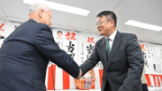 日置敏明市長と握手する山川弘保さん（右）＝３１日午後、岐阜県郡上市
