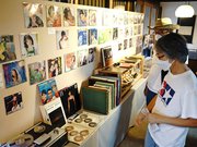 古いレコードを鑑賞し、懐かしむ来場者＝美濃市加治屋町、旧武藤家住宅