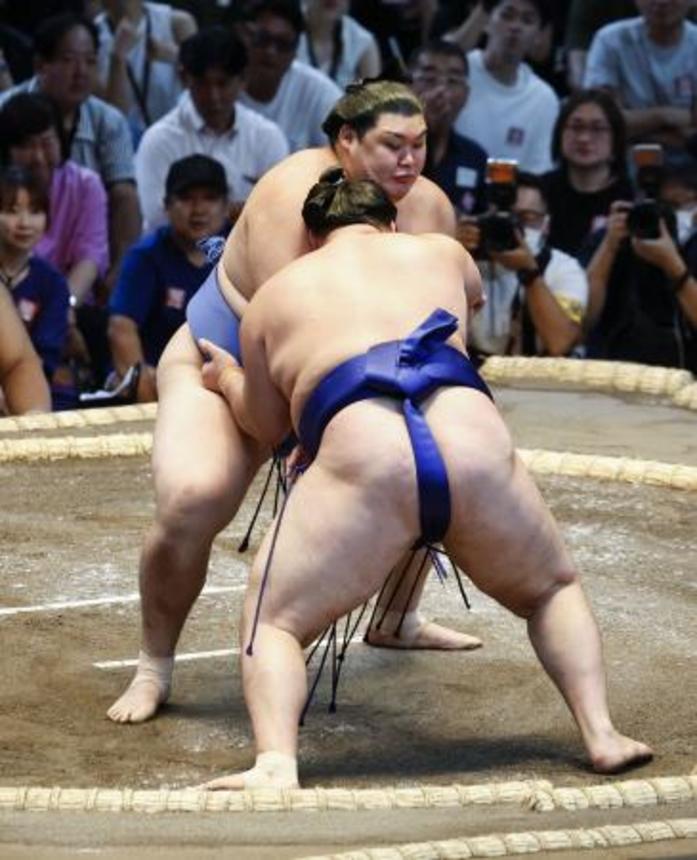 　大の里が寄り切りで欧勝馬を下す＝ＩＧアリーナ
