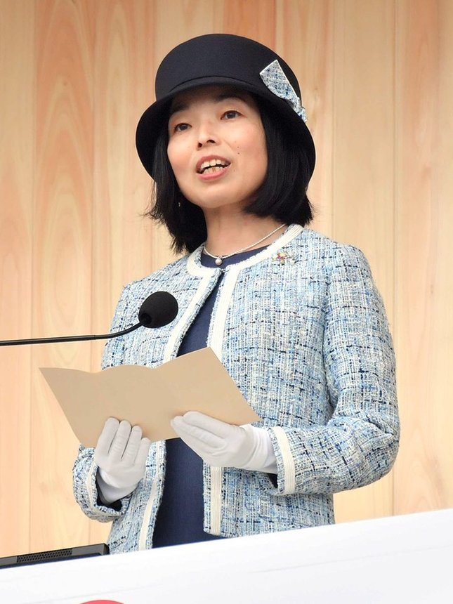 ねんりんピック岐阜２０２５の総合開会式に出席し、あいさつされる三笠宮家の彬子さま＝１８日午前１０時２６分、岐阜市長良福光、長良川競技場（撮影・坂井萌香）