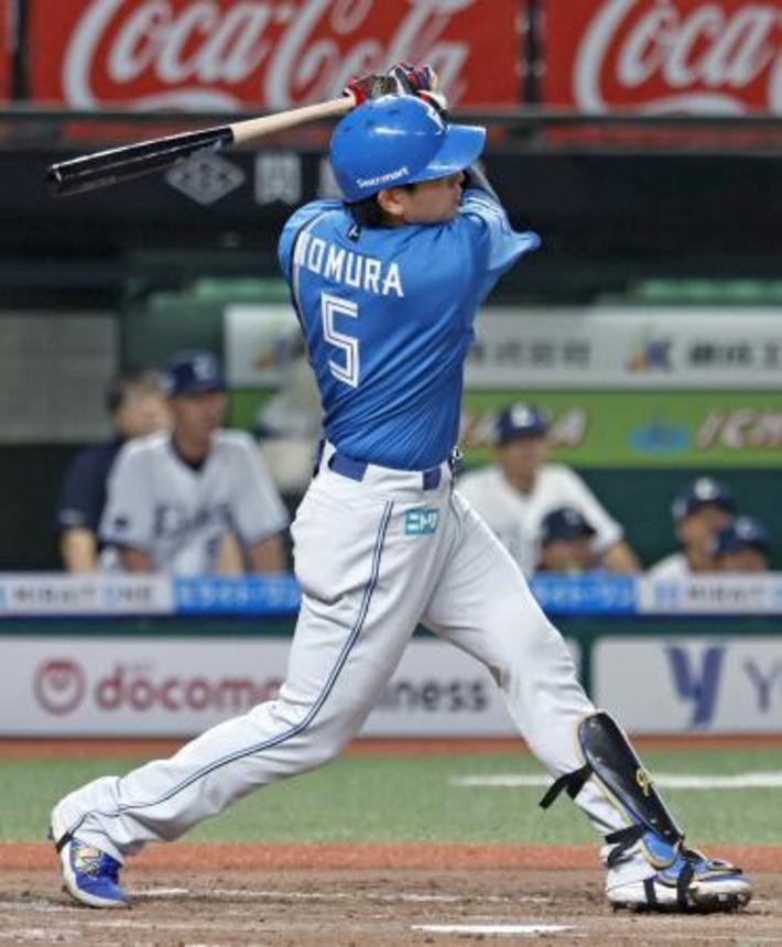 　３回日本ハム２死一、三塁、野村が左越えに逆転３ランを放つ＝ベルーナドーム
