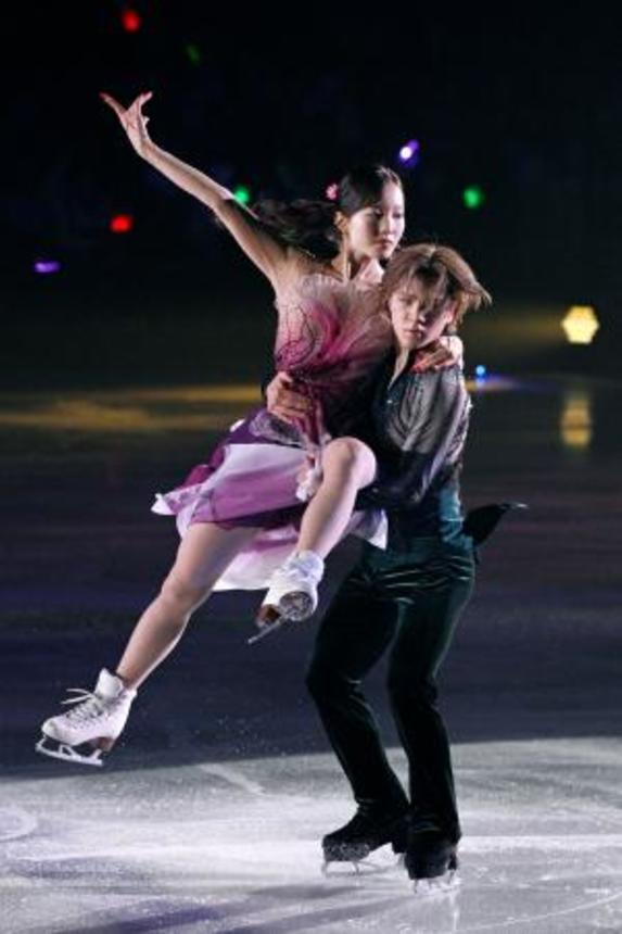 　アイスショー「Ｉｃｅ　Ｂｒａｖｅ―Ａ　ＴＵＲＮＩＮＧ　ＳＥＡＳＯＮ―」で「四季」を披露する本田真凜（左）、宇野昌磨組＝愛・地球博記念公園アイススケート場