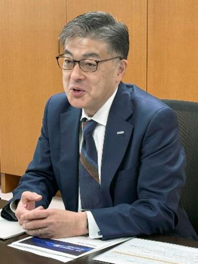 　報道陣の取材に応じるパナソニックＨＤの楠見雄規社長＝１４日午前、大阪府守口市