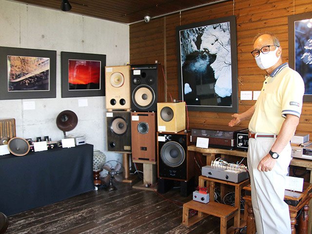 スピーカーから出る音の違いについて説明する鈴木重雄さん＝可児市禅台寺、珈琲＆ギャラリー樹の萌