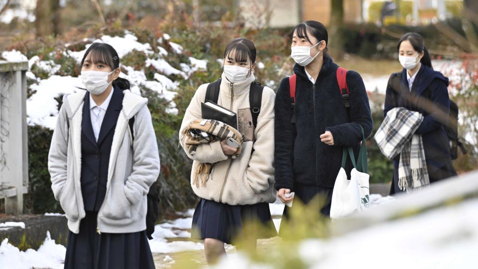 大学入学共通テストが始まり、試験会場に向かう受験生たち＝１５日午前８時３０分、岐阜市柳戸、岐阜大
