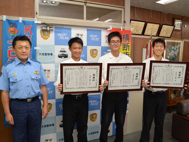 感謝状を受けた（右から）平光史空さん、長屋来佳さん、秋本瑛斗さん＝大垣署