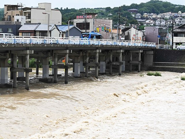 雨の影響で濁流が流れる土岐川＝７日午前１０時５０分、多治見市栄町