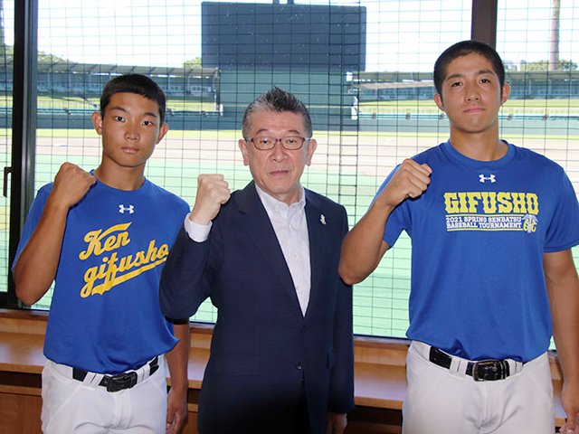 早野博文町長から激励を受けて意気込みを語った高木翔斗選手（右）と、小林凜人選手（左）＝岐阜市長良福光、長良川球場