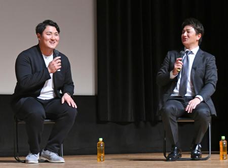 　盛岡市で行われたイベントにサプライズで登場した米スタンフォード大の佐々木麟太郎内野手。右は高橋由伸さん＝２１日