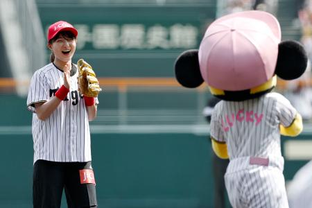 　始球式を務めたフィギュアスケート女子の坂本花織＝甲子園
