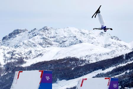 　女子エアリアル予選　エアを決める五十嵐瑠奈＝リビーニョ（ゲッティ＝共同）
