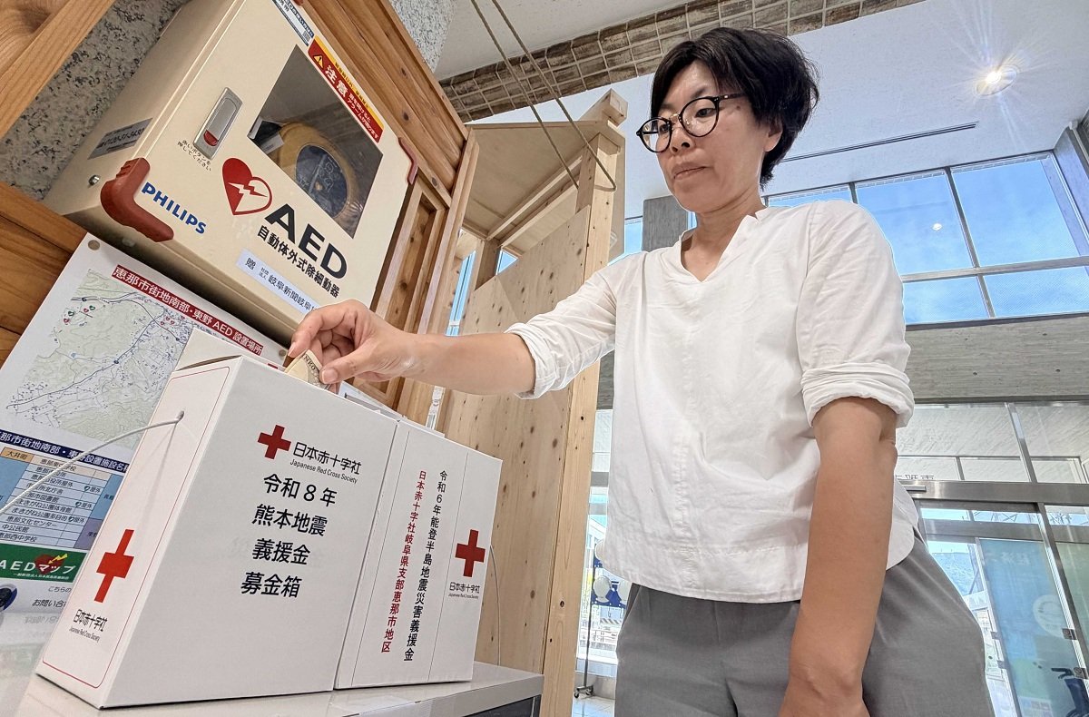 熊本地震の被災者を支援するため設置された募金箱＝恵那市役所本庁舎