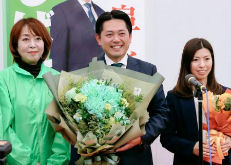 　岐阜市長選で花束を手にする柴橋正直氏（中央）＝１日夜、岐阜市