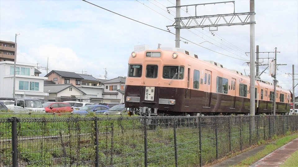 名鉄広見線を走る復刻塗装電車＝１２日午前、可児市中恵土