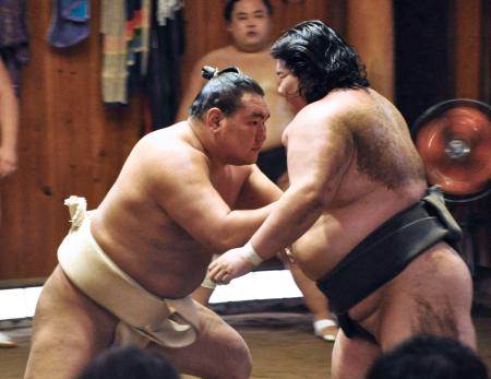 　ぶつかり稽古で汗を流す豊昇龍（左）＝東京都台東区の立浪部屋