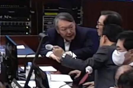 　ソウル中央地裁の公判に出廷し、弁護団と話をする韓国の前大統領、尹錫悦被告（左端）＝１３日（地裁提供、聯合＝共同）