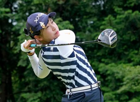 　第１日、１４番でティーショットを放つ菅沼菜々。５アンダーで２位＝カメリアヒルズＣＣ