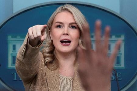 　ホワイトハウスで記者会見するキャロライン・レビット米大統領報道官＝１日、ワシントン（ロイター＝共同）