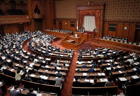 　教員給与特別措置法改正案など関連法案が審議入りした参院本会議＝２１日午前