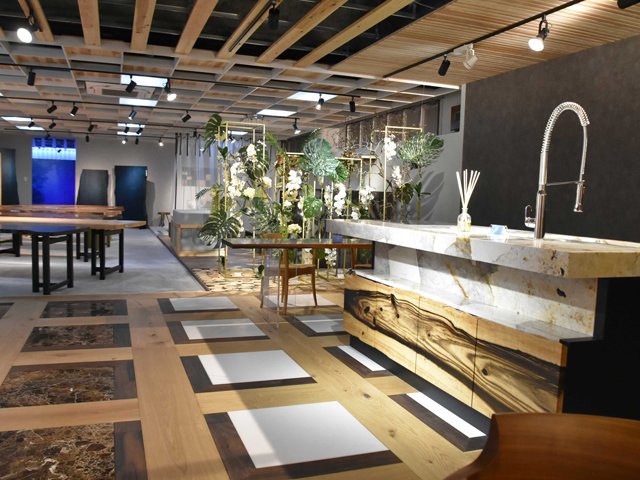 異素材を組み合わせた内装建材や家具を展示するショールーム＝瑞穂市稲里、板蔵ファクトリー