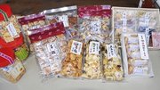 大豆やエビ、青のり、チーズ入りなど種類が豊富なあられ。谷汲あられの愛称で長年親しまれている