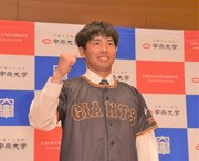 巨人から５位指名を受け、ポーズを見せる伊藤櫂人内野手＝東京都八王子市、中央大学
