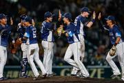 　阪神に勝利し、タッチを交わす西武ナイン＝甲子園