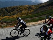 サイクリングを楽しむ人々＝高山市丹生川町、乗鞍岳