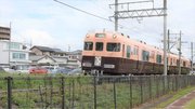 名鉄広見線を走る復刻塗装電車＝１２日午前、可児市中恵土