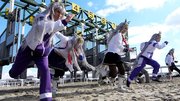 発馬機のゲートオープンと同時に飛び出す「オグリキャップ」に扮（ふん）した参加者＝岐阜県羽島郡笠松町、笠松競馬場