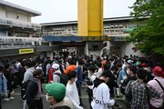 来場者でごった返した笠松競馬場の正門前