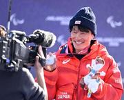 　スノーボード男子バンクドスラローム大腿障害の表彰式で、銀メダルとぬいぐるみを手にする小栗大地＝１３日、イタリア・コルティナダンペッツォ（共同）
