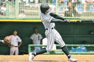 麗澤瑞浪×加茂＝５回裏麗澤瑞浪１死満塁、左前に２点打を放つ小出＝大垣北公園
